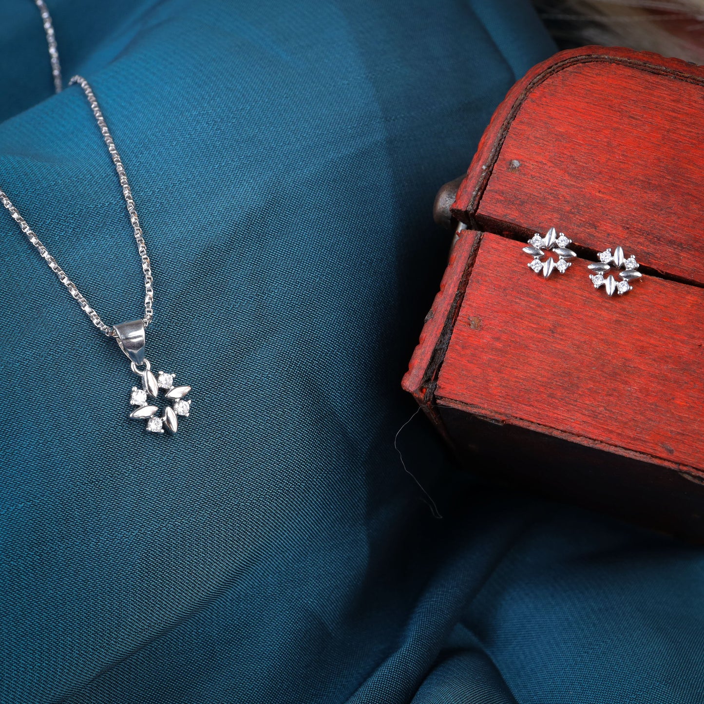 silver lumicharm pendant set with chain